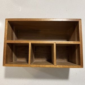 432. Utensil storage container
